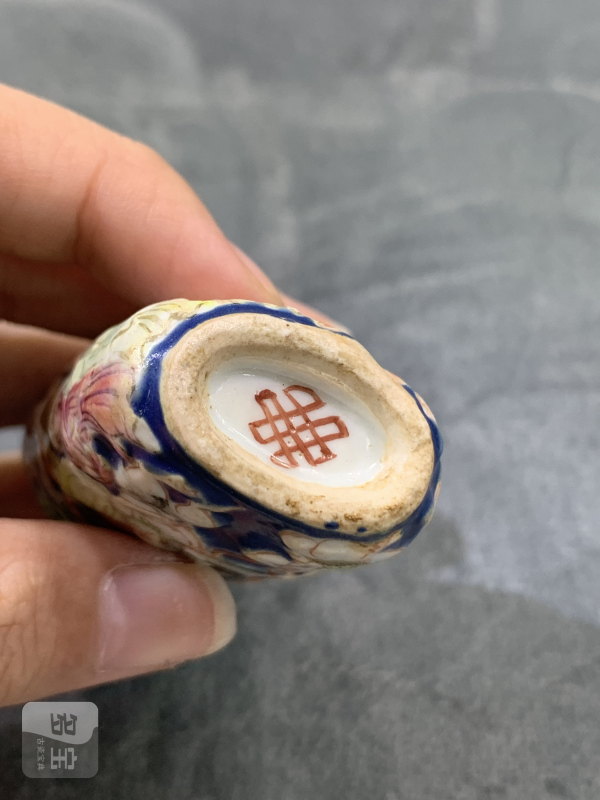 清中期蓝地堆塑粉彩钟馗嫁妹人物故事纹鼻烟壶 - 图7